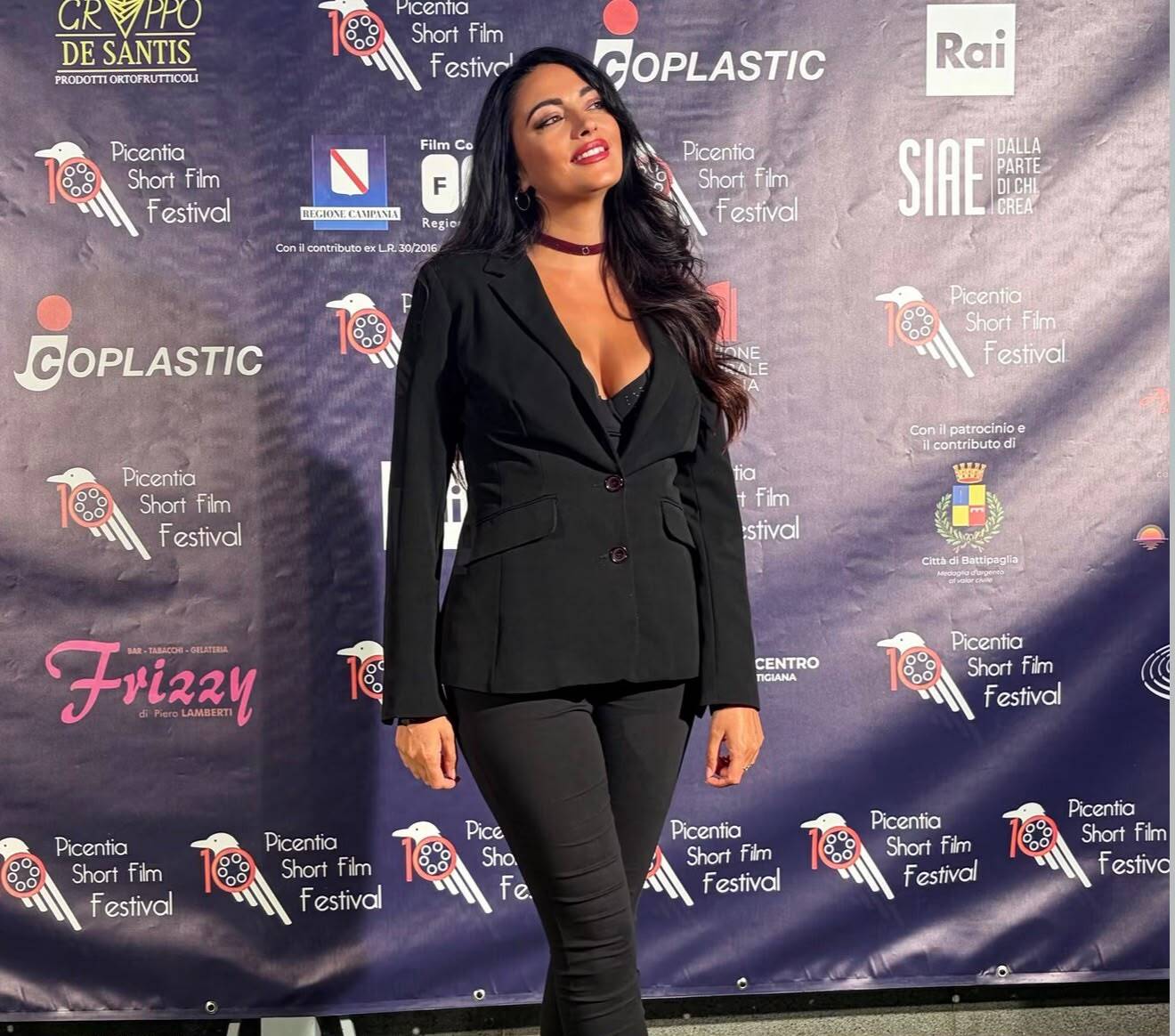 Bellezza, talento e voce: Rita Rusciano illumina il green carpet di Piazza Aldo Moro a Battipaglia