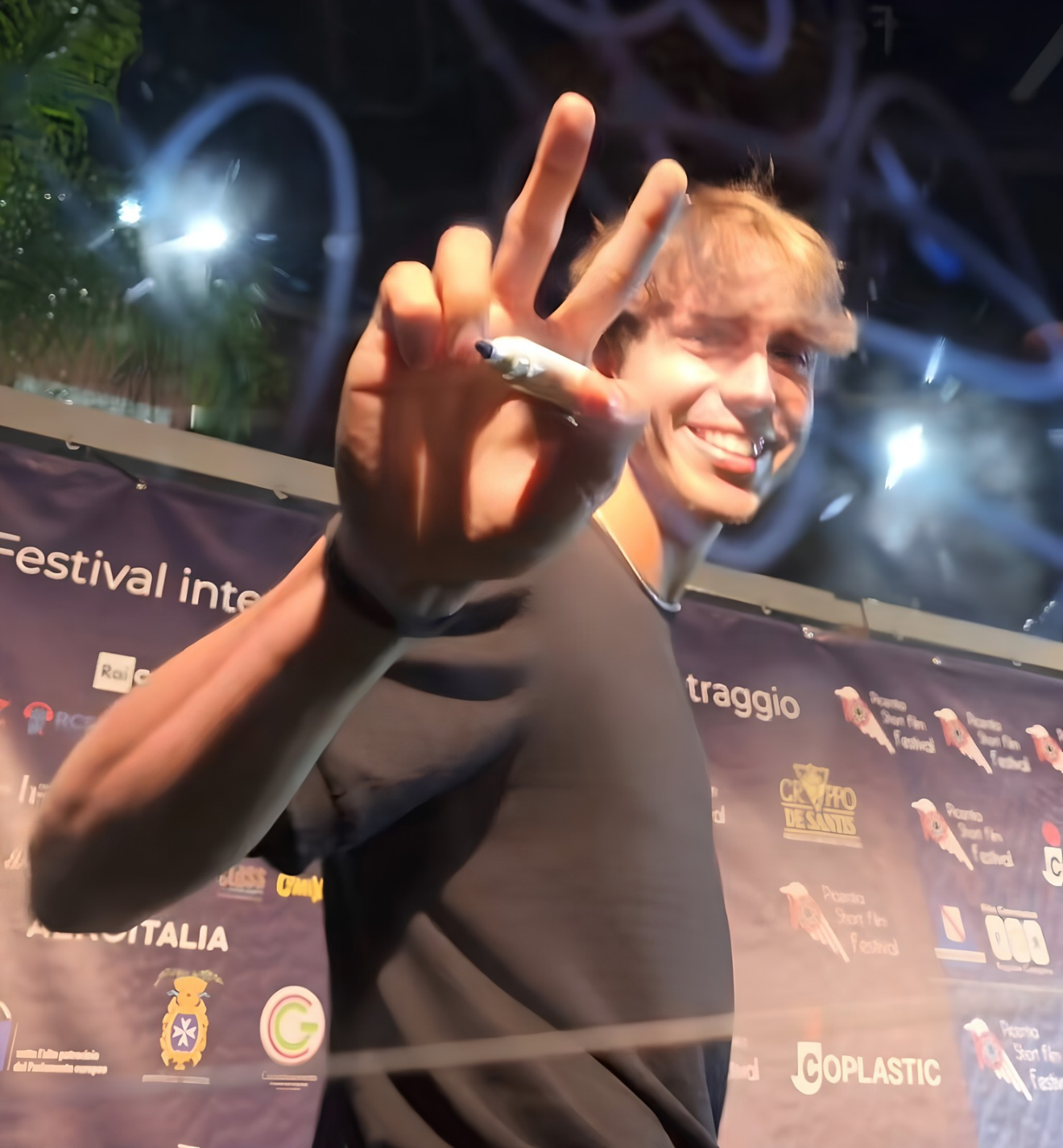Piazza Aldo Moro esplode d'entusiasmo: Mattia Zenzola incanta il Picentia tra danza, musical e sogni delle nuove generazioni